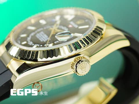 ROLEX 勞力士 Sky-Dweller 326238 蠔式 天行者 沙羅裝置 年曆錶 18K黃金材質 自動上鏈 Oysterflex橡膠錶帶 2022年新式綠卡 放射紋亮黑面 此錶歡迎各路錶友以PP、AP、勞力士 來店交換,本店將以最高價評估~ 42mm