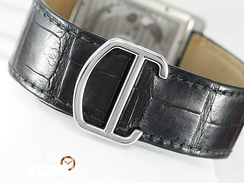 CARTIER 卡地亞 Tank MC Large 坦克 W5330003 大型款 經典 銀白色雕紋面盤 藍鋼指針 鑲嵌藍色尖晶石錶冠 不鏽鋼 小秒針 自動上鍊 43.9 x 34.3mm