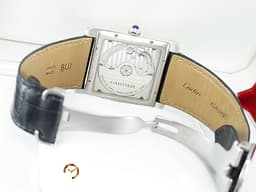 CARTIER 卡地亞 Tank MC Large 坦克 W5330003 大型款 經典 銀白色雕紋面盤 <font color="#193abe">藍鋼指針 鑲嵌藍色尖晶石錶冠</font> 不鏽鋼 小秒針 自動上鍊 43.9 x 34.3mm