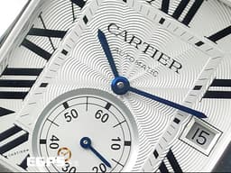 CARTIER 卡地亞 Tank MC Large 坦克 W5330003 大型款 經典 銀白色雕紋面盤 <font color="#193abe">藍鋼指針 鑲嵌藍色尖晶石錶冠</font> 不鏽鋼 小秒針 自動上鍊 43.9 x 34.3mm