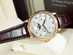 A.LANGE & SOHNE 朗格 1815 Annual Calendar 年曆腕錶 238.032 18K玫瑰金材質 <font color="#0582f5">銀白色面盤 藍鋼指針</font> <font color="#0582f5">星空般閃爍的月相顯示</font> <font color="#ff0000">2019年保單</font> 手上鍊 40mm