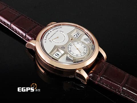 A.LANGE & SÖHNE 朗格 Lange Zeitwerk 時間橋 貓頭鷹 大數字瞬跳 145.032 玫瑰金材質 2022年保單 僅收藏品未使用品 保有原廠膠膜 STRIKING TIME 世上首款配備跳字顯示和可見鳴響裝置的機械腕錶。每刻鐘,腕錶設置在右邊的音槌敲響音簧,產生高亢的音調;於整點時,左邊的音槌便會敲擊左方的音簧,發出低沉的音調 手動上鍊 44.2mm