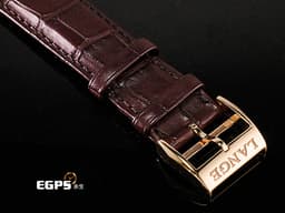 A.LANGE & SÖHNE 朗格 Lange Zeitwerk 時間橋 貓頭鷹 大數字瞬跳 145.032 玫瑰金材質 <font color="#FF0000">2022年保單 僅收藏品未使用品 保有原廠膠膜</font> <font color="#ff00ff"> STRIKING TIME 世上首款配備跳字顯示和可見鳴響裝置的機械腕錶。每刻鐘,腕錶設置在右邊的音槌敲響音簧,產生高亢的音調;於整點時,左邊的音槌便會敲擊左方的音簧,發出低沉的音調</font> 手動上鍊 44.2mm