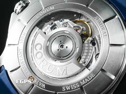 CORUM 崑崙 Admirals Cup Competition 42 海軍上將 395.110.20/F373 AB52 不鏽鋼材質 <font color="#49bcd7">海軍藍色放射太陽紋面盤</font> <font color="#FF0000">2022年保卡 經典海事旗幟彩繪時標</font> 自動上鍊 42mm