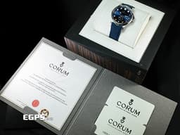 CORUM 崑崙 Admirals Cup Competition 42 海軍上將 395.110.20/F373 AB52 不鏽鋼材質 <font color="#49bcd7">海軍藍色放射太陽紋面盤</font> <font color="#FF0000">2022年保卡 經典海事旗幟彩繪時標</font> 自動上鍊 42mm