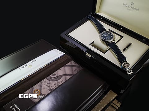 Patek philippe 百達翡麗 Calatrava Annual Calendar Travel Time 複雜功能時計 5328G-001 18K白金材質 藍色不規則紋理面盤 192小時動力儲存顯示 巴黎釘紋飾錶殼 2026年保單 手動上鍊 41 mm