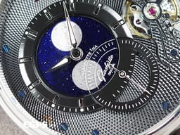 Glashutte Original 格拉蘇蒂 PanoLunarInverse 系列 1-91-04-01-03-62 <font color="#4358ad">藍色砂金石月相盤</font> 月相盈虧 <font color="#87d8e8">PT950 鉑金材質 德國腕錶工藝 前置雙鵝頸 3/4夾板 璣鏤雕刻偏心面盤</font><font color="#05f0f0"> </font>小秒針 大日期窗<font color="#05f0f0"> </font><font color="#FF0000">2025年台灣公司貨 限量200支 </font>自動上鍊 42mm