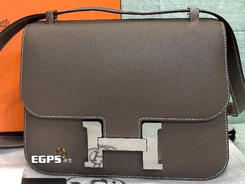 HERMES 愛馬仕 Constance 24 金剛色 18 Etoupe 大象灰 牛皮翻蓋斜背包 康康包 大象灰 Epsom皮 銀扣 K刻 細節特別精緻,銀釦吸睛,令人眼前一亮