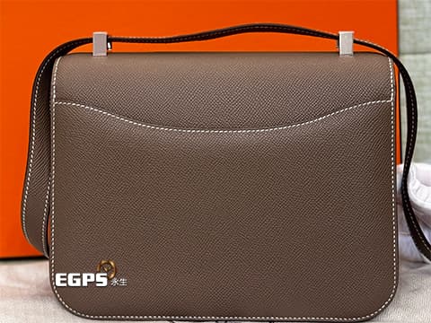 HERMES 愛馬仕 Constance 24 金剛色 18 Etoupe 大象灰 牛皮翻蓋斜背包 康康包 大象灰 Epsom皮 銀扣 K刻 細節特別精緻,銀釦吸睛,令人眼前一亮