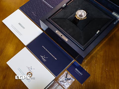 BREGUET 寶璣 Marine Tourbillon Equation Marchante 5887BR/12/9WV 18K玫瑰金材質 鈦金屬框架陀飛輪 萬年曆、時間等式、動力儲存顯示功能 手工雕刻圖案錶背 2025年保單 官方新錶訂價:8,123,000元 自動上鍊 43.9mm