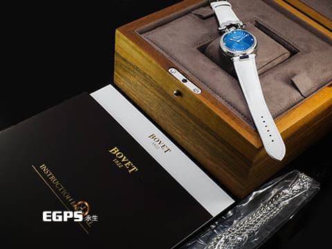 BOVET 播威 Miss Audrey AS36061SD12 不鏽鋼材質 原廠鑲嵌103顆鑽石錶圈、錶耳 藍色電光藍機刻紋面盤 附原廠項鍊 可作為腕錶佩戴、或作為項鍊佩戴 2025年保單 新錶訂價:1,050,000元 自動上鍊 36.2mm