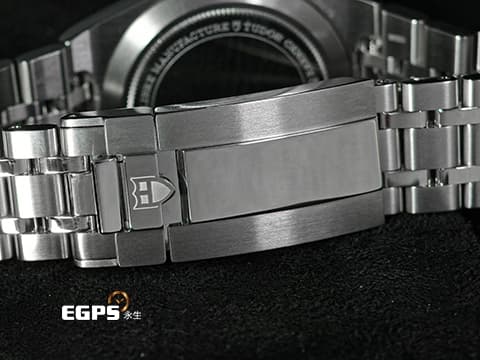TUDOR 帝舵 Royal 皇家系列 2836C1A0 銀色面盤搭配金色立體羅馬數字時標 不鏽鋼 大三針 切割坑紋外圈 自製機芯搭配可微調摺疊扣 2026年保卡 自動上鍊 36mm
