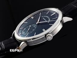 A.LANGE & SOHNE 朗格 SAXONIA 215.032 18K白金材質 <font color="#9fdbec">飽和、沈穩的藍色面盤 簡約大方設計風格 </font> <font color="#0582f5"> 經典德國工藝 3/4夾板 手工雕刻鵝頸 德國銀夾板</font> <font color="#ff0000">2018年保單 台灣公司貨</font> 自動上鍊 38.5mm