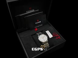 TUDOR 帝舵 1926系列 91450-0011 白色浮雕裝飾面盤 <font color="#f7db22">金色指針、時標</font> 經典 大三針 不鏽鋼 <font color="#FF0000">周杰倫代言款 2025年保卡</font> 自動上鍊 36mm