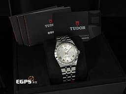 TUDOR 帝舵 Royal 皇家系列 2836C1A0 <font color="#d1cccc">銀色面盤搭配</font><font color="#e8d44f">金色立體羅馬數字時標</font><font color="#FFA488"> </font>不鏽鋼 大三針<font color="#FFA488"> </font>切割坑紋外圈 <font color="#ff0000">自製機芯搭配可微調摺疊扣 </font><font color="#FF0000">2026年保卡</font> 自動上鍊 36mm