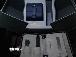 Vacheron Constantin 江詩丹頓 VC OverSea 縱橫四海系列 5520V/210A-B686 <font color="#FF00FF"> 易拆卸替換錶帶裝置,完全無需工具即可替換喜愛的皮帶、橡膠帶或是鋼鍊帶 日內瓦印記 </font><font color="#bffcfd">白熊貓面三眼計時面盤</font> <font color="#FF0000"> 2025年保卡 已貼膜 </font> 自動上鏈 42mm