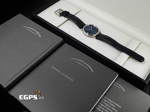 A.LANGE & SOHNE 朗格 SAXONIA 215.032 18K白金材質 飽和、沈穩的藍色面盤 簡約大方設計風格 經典德國工藝 3/4夾板 手工雕刻鵝頸 德國銀夾板 2018年保單 台灣公司貨 自動上鍊 38.5mm