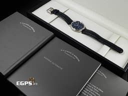 A.LANGE & SOHNE 朗格 SAXONIA 215.032 18K白金材質 <font color="#9fdbec">飽和、沈穩的藍色面盤 簡約大方設計風格 </font> <font color="#0582f5"> 經典德國工藝 3/4夾板 手工雕刻鵝頸 德國銀夾板</font> <font color="#ff0000">2018年保單 台灣公司貨</font> 自動上鍊 38.5mm