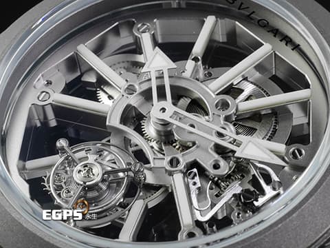 BVLGARI 寶格麗 Octo Tourbillon Sapphire titanium 104195 鈦金屬材質 特殊按鈕可啟動時間設定、上鍊 鏤空飛行陀飛輪機械機芯 藍寶石水晶錶殼夾層中殼 2025年保卡 新錶參考訂價:2,130,000元 手動上鏈機芯 44mm