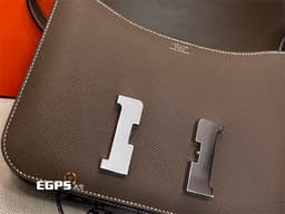 HERMES 愛馬仕 Constance 24 金剛色 18 Etoupe 大象灰 牛皮翻蓋斜背包 康康包 <font color="#463e3e">大象灰</font> Epsom皮 <font color="#ff0000">銀扣 K刻</font> 細節特別精緻,<font color="#ff0000">銀釦吸睛</font>,令人眼前一亮