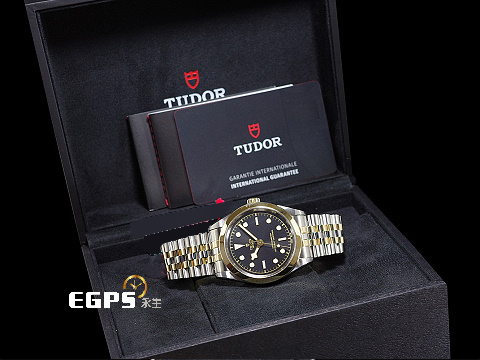 TUDOR 帝舵 BLACK BAY 41 M79683-0001 18K黃金材質 半金款 <font color="#f5e69e">金色錶圈搭配黑色面盤 五珠鏈帶 可快調式錶扣</font> <font color="#FF0000">2025年保卡 </font>自動上鍊 41mm
