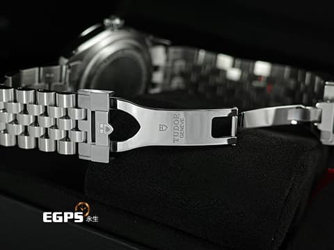 TUDOR 帝舵 Heritage Black Bay 碧灣 79680-0006 淺香檳色面盤 原廠鑽石時標 79680 雪花針 大三針 不鏽鋼 2026年保卡 自製機芯 最新五節錶帶搭配「T-fit」快調錶扣 潛水錶 自動上鍊 41mm