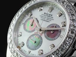 ROLEX 勞力士 Cosmograph Daytona 宇宙計時型 迪通拿 126589RBR 18K白金材質 <font color="#05f0f0">原廠鑲嵌36顆鑽石錶圈、8顆鑽石時標 鮮明對比黑、白兩色珍珠貝母面盤 </font><font color="#FF0000">2025年保卡 </font>賽車計時碼表 自動上鏈 40mm