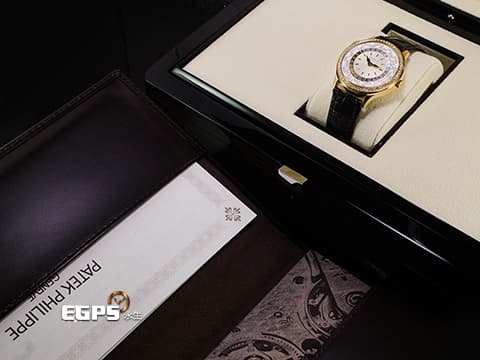 Patek philippe 百達翡麗 PP錶 Complications 複雜功能時計 World Time 世界時區 7130R-013 18K玫瑰金材質 原廠鑲嵌89顆鑽石(1.09 克拉)錶圈、錶扣 銀白色手工雕紋面盤 2022年保單 錶友蒐藏未使用品 新錶訂價:2,038,000元 自動上鍊 36mm