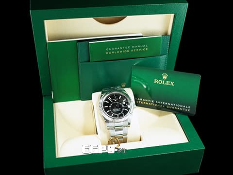 ROLEX 勞力士 Sky-Dweller 蠔式 天行者 326934 亮黑色面盤 沙羅裝置 年曆錶 兩地時區 經典三角坑紋錶圈 2021年保單 蠔式(Oyster)三節錶帶 自動上鏈 42mm