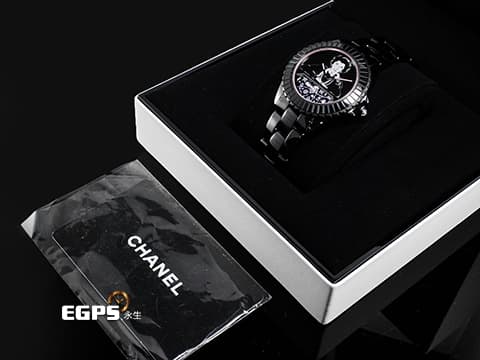 CHANEL 香奈兒 MADEMOISELLE J12 BLUSH CALIBER H10313 香奈兒女士面盤 黑色漆面搭配粉紅彩妝品圖騰轉盤(每五分鐘轉一圈,巧妙的展示妝品圖案) 錶冠鑲嵌約0.16克拉鑽石 2025年保卡 限量款 自動上鏈 33mm