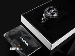 CHANEL 香奈兒 MADEMOISELLE J12 BLUSH CALIBER H10313 <font color="#05f0f0">香奈兒女士面盤 黑色漆面搭配粉紅彩妝品圖騰轉盤(每五分鐘轉一圈,巧妙的展示妝品圖案)</font> <font color="#05f0f0">錶冠鑲嵌約0.16克拉鑽石</font> <font color="#ff0000">2025年保卡 限量款</font> 自動上鏈 33mm