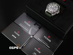 TUDOR 帝舵 Pelagos FXD GMT 2542G247NU <font color="#fafa01">鈦金屬材質</font> <font color="#aeda49">海軍傳統 最新款 啞黑色面盤 綠色織紋錶帶</font> <font color="#FF0000">2025年保卡</font> 潛水錶 自動上鏈 41mm