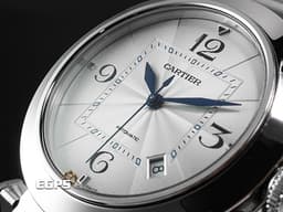 CARTIER 卡地亞 PASHA DE CARTIER 帕夏 WSPA0009 大型款 不鏽鋼材質 <font color="#05f0f0">「SmartLink」快拆式錶帶 極具辨識度的鑲嵌藍色尖晶石錶冠鎖設計</font><font color="#FF0000"> 2023年保卡</font> 自動上鏈 41mm