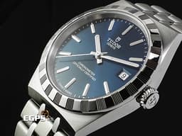 TUDOR 帝舵 Royal Day Date 皇家系列 2836C1A0-0102 不鏽鋼材質 <font color="#4169e1">藍色面盤 立體羅馬數字時標</font> 割坑紋與磨光飾面間隔錶圈 <font color="#FF0000">2026年保卡 「T-fit」摺扣</font> 自動上鍊 36mm