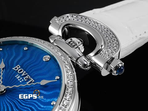 BOVET 播威 Miss Audrey AS36061SD12 不鏽鋼材質 原廠鑲嵌103顆鑽石錶圈、錶耳 藍色電光藍機刻紋面盤 附原廠項鍊 可作為腕錶佩戴、或作為項鍊佩戴 2025年保單 新錶訂價:1,050,000元 自動上鍊 36.2mm