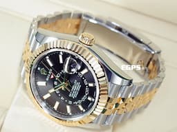 ROLEX 勞力士 Sky-Dweller 326933 蠔式 天行者 <font color="#6e6e6e">黑色面盤</font> 沙羅系統 年曆錶 兩地時區 <font color="#f9df80">18K黃金 半金款</font> 經典三角坑紋外圈 <font color="#FF0000">2021年保單 紀念型(Jubilee)五銖錶帶 </font>自動上鍊 42mm