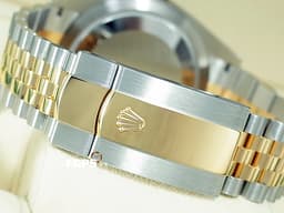 ROLEX 勞力士 Sky-Dweller 326933 蠔式 天行者 <font color="#6e6e6e">黑色面盤</font> 沙羅系統 年曆錶 兩地時區 <font color="#f9df80">18K黃金 半金款</font> 經典三角坑紋外圈 <font color="#FF0000">2021年保單 紀念型(Jubilee)五銖錶帶 </font>自動上鍊 42mm
