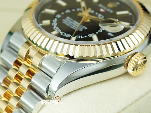 ROLEX 勞力士 Sky-Dweller 326933 蠔式 天行者 黑色面盤 沙羅系統 年曆錶 兩地時區 18K黃金 半金款 經典三角坑紋外圈 2021年保單 紀念型(Jubilee)五銖錶帶 自動上鍊 42mm