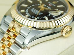 ROLEX 勞力士 Sky-Dweller 326933 蠔式 天行者 <font color="#6e6e6e">黑色面盤</font> 沙羅系統 年曆錶 兩地時區 <font color="#f9df80">18K黃金 半金款</font> 經典三角坑紋外圈 <font color="#FF0000">2021年保單 紀念型(Jubilee)五銖錶帶 </font>自動上鍊 42mm