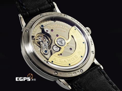 A.LANGE & SOHNE 朗格 SAXONIA 215.032 18K白金材質 飽和、沈穩的藍色面盤 簡約大方設計風格 經典德國工藝 3/4夾板 手工雕刻鵝頸 德國銀夾板 2018年保單 台灣公司貨 自動上鍊 38.5mm