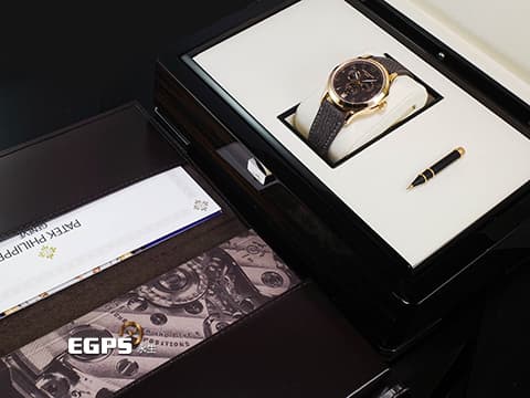 Patek Philippe 百達翡麗 PP錶 Complications 複雜功能時計 4946R-001 18K玫瑰金材質 栗色橫直緞面面盤 年曆錶、月相顯示 2025年保單 新錶訂價:1,796,000元 自動上鍊 38mm