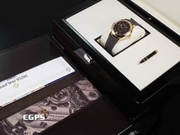 Patek Philippe 百達翡麗 PP錶 Complications 複雜功能時計 4946R-001 18K玫瑰金材質 <font color="#f5da9e">栗色橫直緞面面盤</font> <font color="#05f0f0">年曆錶、月相顯示</font> <font color="#FF0000">2025年保單 新錶訂價:1,796,000元</font> 自動上鍊 38mm