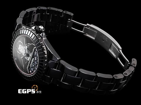 CHANEL 香奈兒 MADEMOISELLE J12 BLUSH CALIBER H10313 香奈兒女士面盤 黑色漆面搭配粉紅彩妝品圖騰轉盤(每五分鐘轉一圈,巧妙的展示妝品圖案) 錶冠鑲嵌約0.16克拉鑽石 2025年保卡 限量款 自動上鏈 33mm