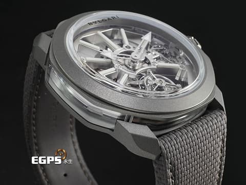 BVLGARI 寶格麗 Octo Tourbillon Sapphire titanium 104195 鈦金屬材質 特殊按鈕可啟動時間設定、上鍊 鏤空飛行陀飛輪機械機芯 藍寶石水晶錶殼夾層中殼 2025年保卡 新錶參考訂價:2,130,000元 手動上鏈機芯 44mm