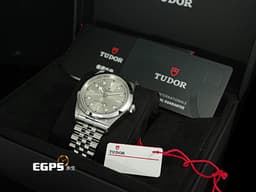 TUDOR 帝舵 Heritage Black Bay 碧灣 79680-0006 <font color="#d5d1b4">淺香檳色面盤 原廠鑽石時標</font> 79680 雪花針 大三針 不鏽鋼 <font color="#ff0000">2026年保卡 自製機芯 最新五節錶帶搭配「T-fit」快調錶扣</font> 潛水錶 自動上鍊 41mm