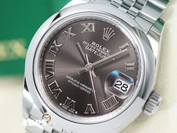 ROLEX 勞力士 Lady-Datejust 28 蠔式日誌型 279160 <font color="#7c4f36">深灰色面盤 搭配羅馬數字時標</font> 經典 DJ28 不鏽鋼 <font color="#FF0000">2025年保卡 紀念型(Jubilee)五銖錶帶</font> 自動上鍊 28mm