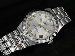 TUDOR 帝舵 Royal 皇家系列 2836C1A0 <font color="#d1cccc">銀色面盤搭配</font><font color="#e8d44f">金色立體羅馬數字時標</font><font color="#FFA488"> </font>不鏽鋼 大三針<font color="#FFA488"> </font>切割坑紋外圈 <font color="#ff0000">自製機芯搭配可微調摺疊扣 </font><font color="#FF0000">2026年保卡</font> 自動上鍊 36mm