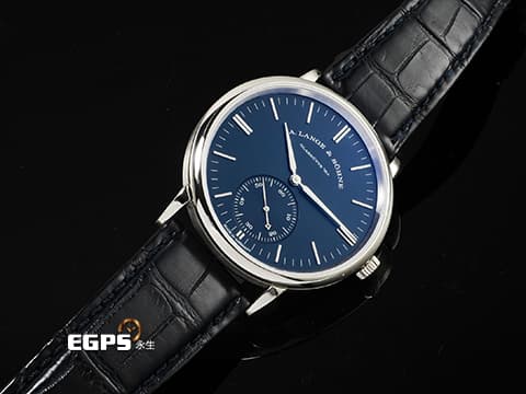 A.LANGE & SOHNE 朗格 SAXONIA 215.032 18K白金材質 飽和、沈穩的藍色面盤 簡約大方設計風格 經典德國工藝 3/4夾板 手工雕刻鵝頸 德國銀夾板 2018年保單 台灣公司貨 自動上鍊 38.5mm