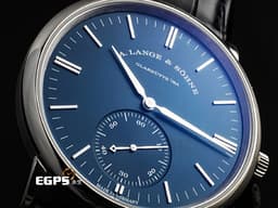 A.LANGE & SOHNE 朗格 SAXONIA 215.032 18K白金材質 <font color="#9fdbec">飽和、沈穩的藍色面盤 簡約大方設計風格 </font> <font color="#0582f5"> 經典德國工藝 3/4夾板 手工雕刻鵝頸 德國銀夾板</font> <font color="#ff0000">2018年保單 台灣公司貨</font> 自動上鍊 38.5mm