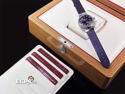 OMEGA 歐米茄 Ladymatic DeVille 碟飛 42537342060001 不鏽鋼材質 <font color="#e29ef5">紫色旋渦珍珠貝母面盤 原廠鑲嵌鑽石時標、雪花錶圈</font> 同軸擒縱 自動上鍊 34mm